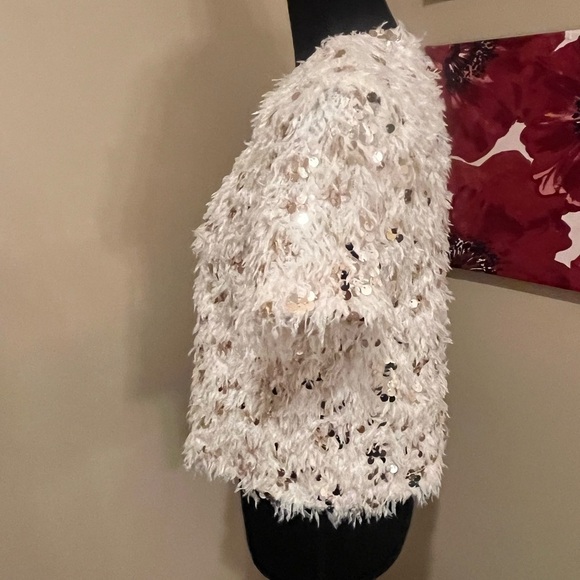 Amelia’s Boutique Cream Sequin & Feather Short Sleeve Crew Neck Top, size M - Picture 5 of 11